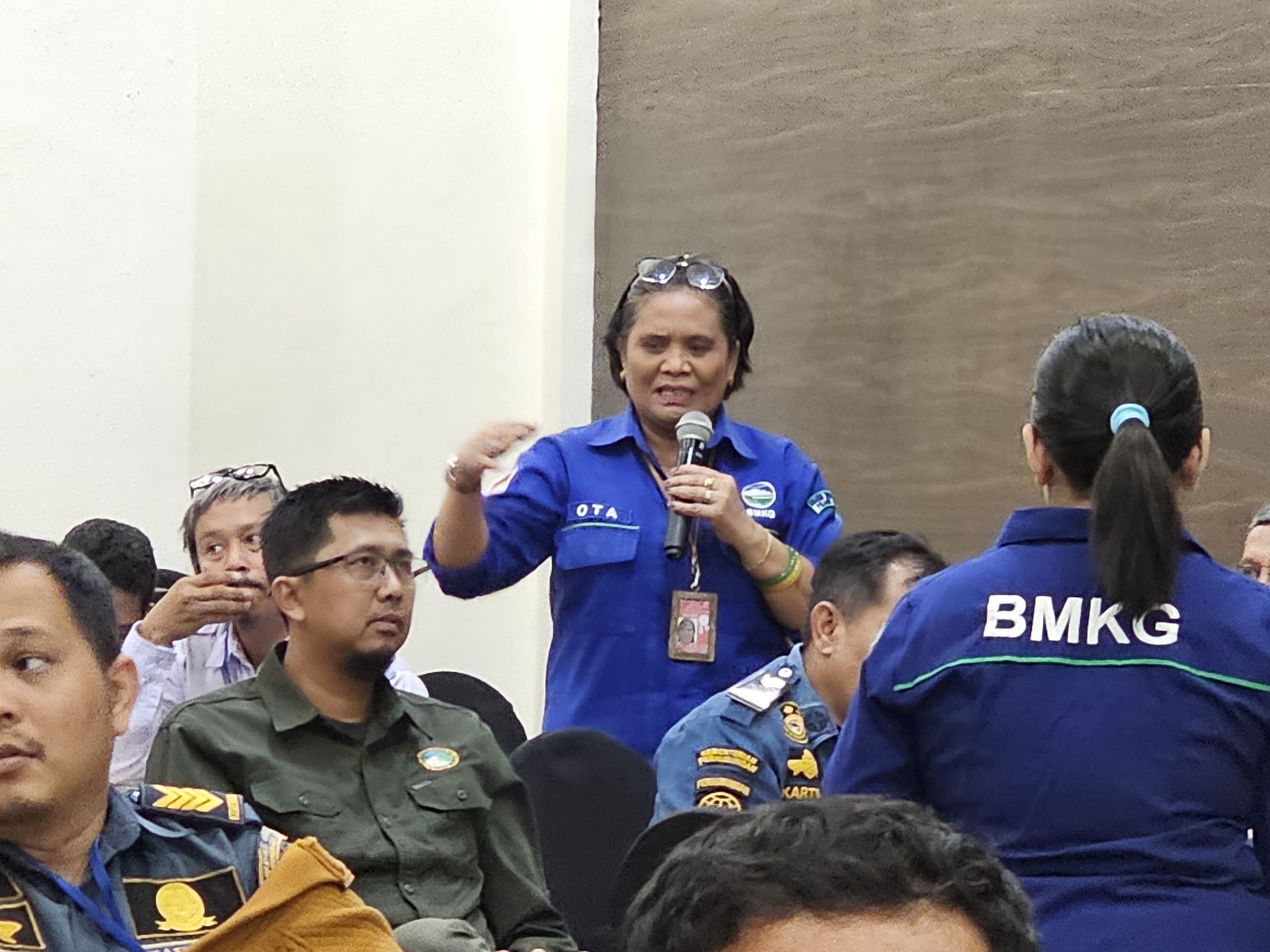 MATERI: Kepala BMKG Stasiun Meteorologi Syamsudin Noor Banjarmasin, Ota Welly Jenni Thalo saat memberikan materi di sosialisasi MOSAIC 2025.