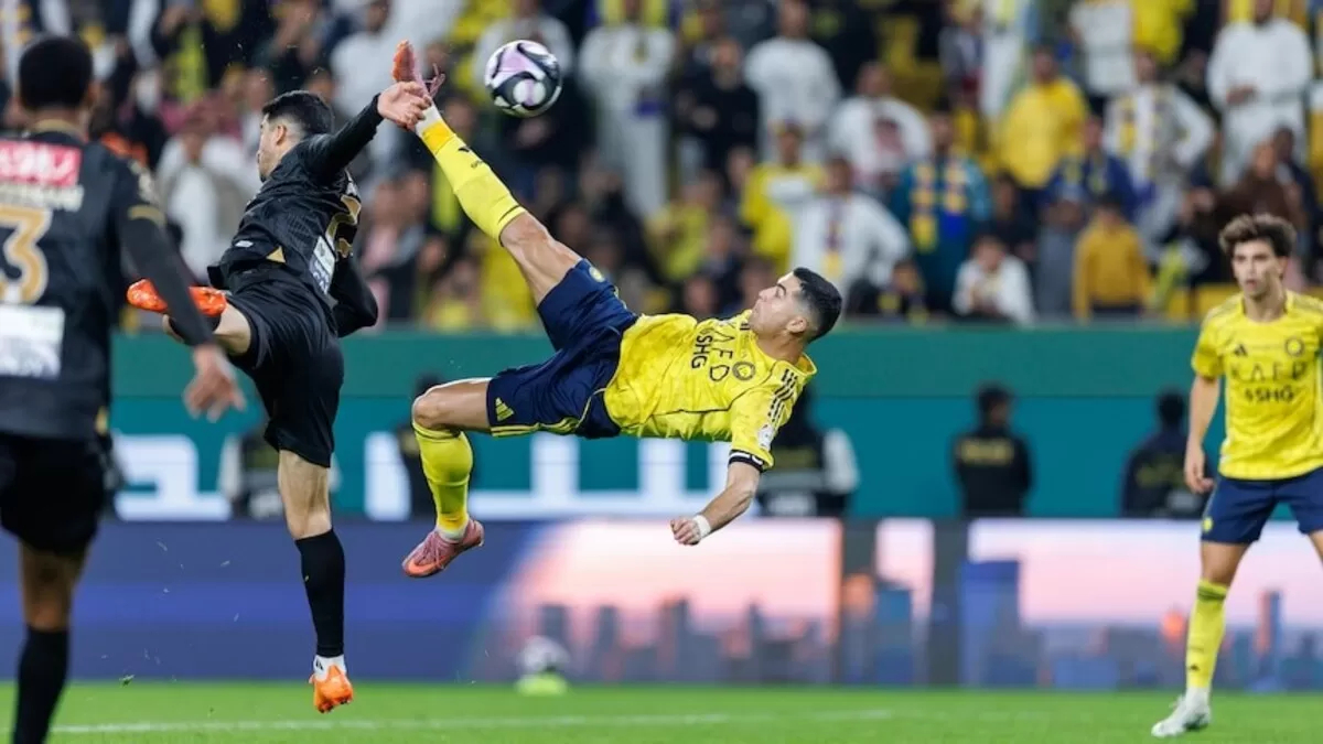 SALTO: Cristiano Ronaldo mencetak gol melalui tendangan salto dalam pertandingan Saudi Pro League antara Al-Nassr vs Al-Khaleej pada Minggu (23/11).