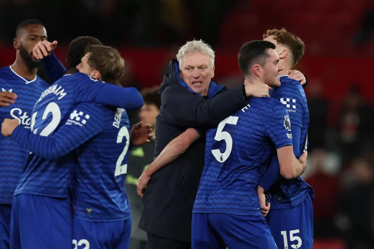 MERAYAKAN: David Moyes merayakan kemenangan tandang penting atas Manchester United, Selasa (25/11).