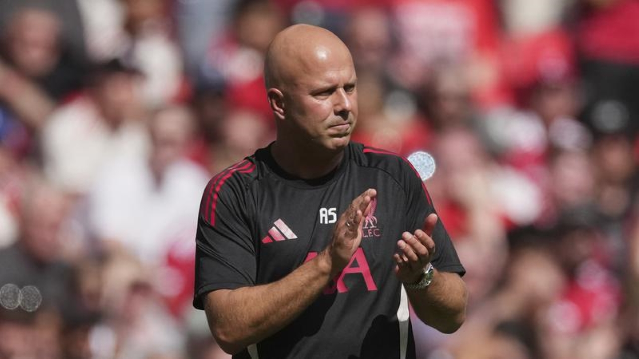 DISOROT: Arne Slot makin disorot seiring performa Liverpool yang terus merosot.