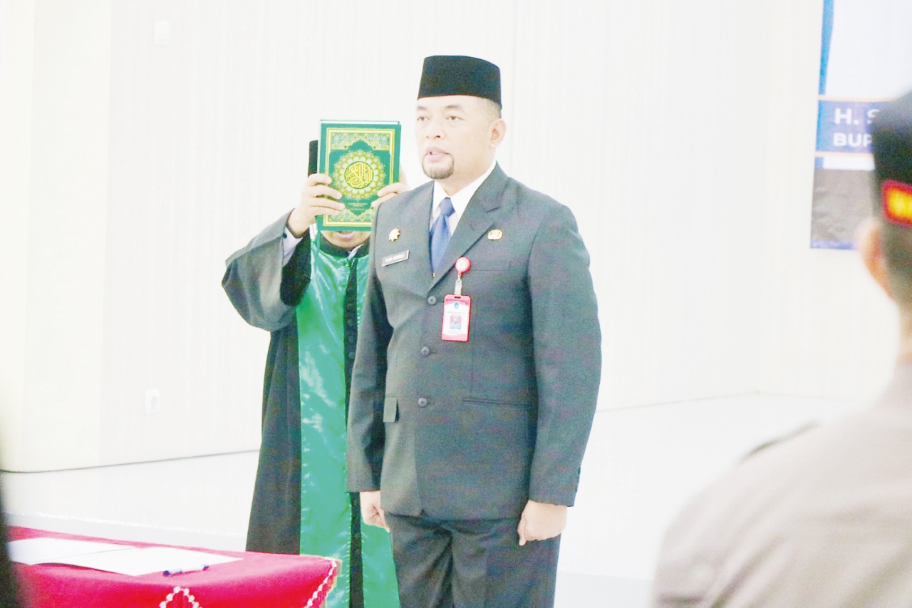DILANTIK: Yudi Andrea saat dilantik jadi Sekda Kabupaten Banjar di Aula Wisma Sultan Sulaiman BKPSDM Banjar, Selasa (25/11). (MC BANJAR)