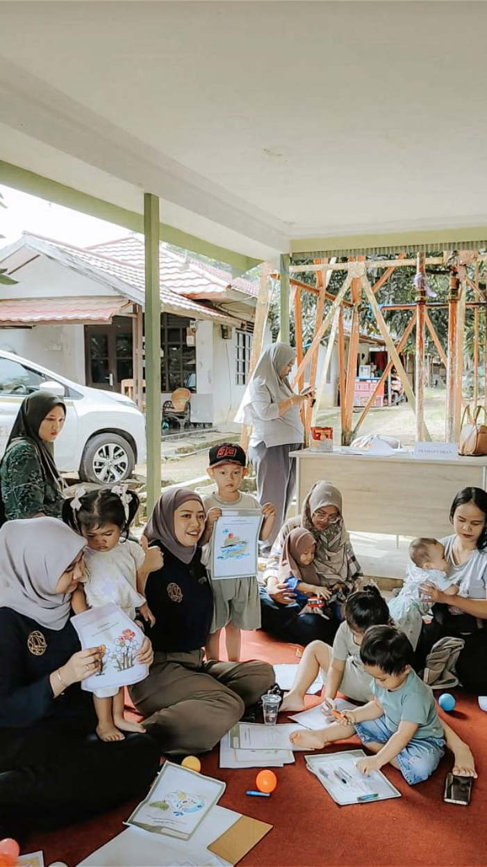CERIA:Kegiatan PasuQin membagikan paket makanan sehat di Posyandu Lestari Banjarbaru.
