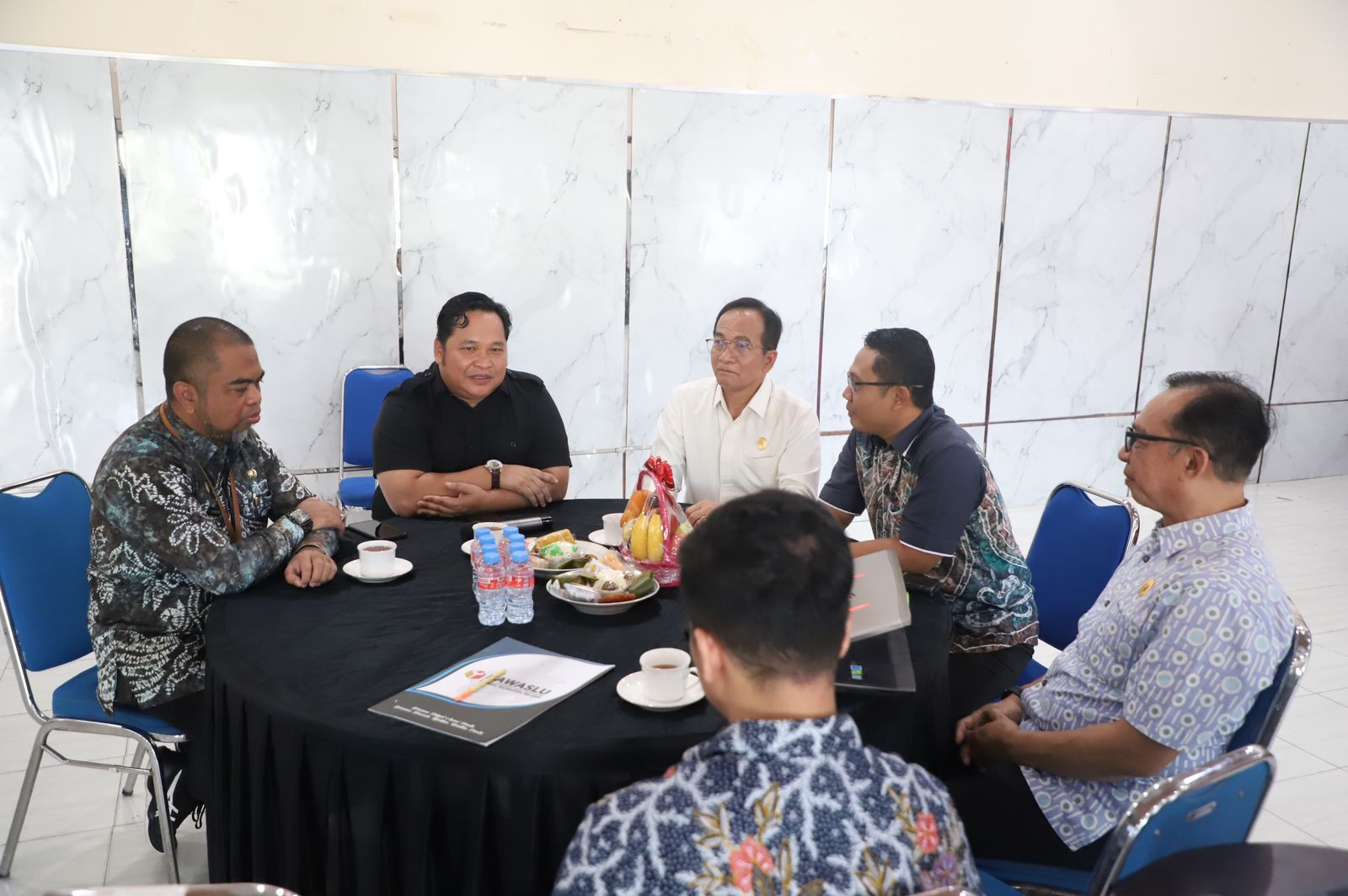 PENILAIAN: Visitasi dan Validasi Monev KIP tahun 2025 di kantor Bawaslu Kalsel oleh Tim Komisi Informasi Kalsel.