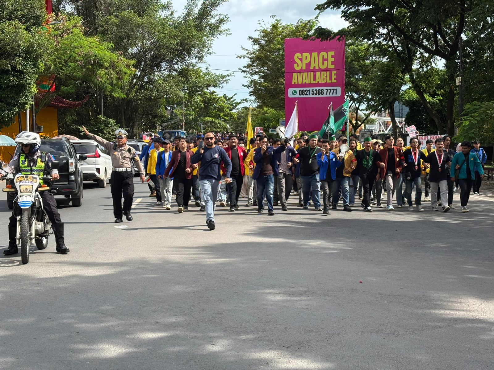 BERANJAK: Massa aksi jilid II mulai beranjak dari lokasi Wisata Patung Bekantan menuju DPRD Kalsel, Rabu (27/11/2025).