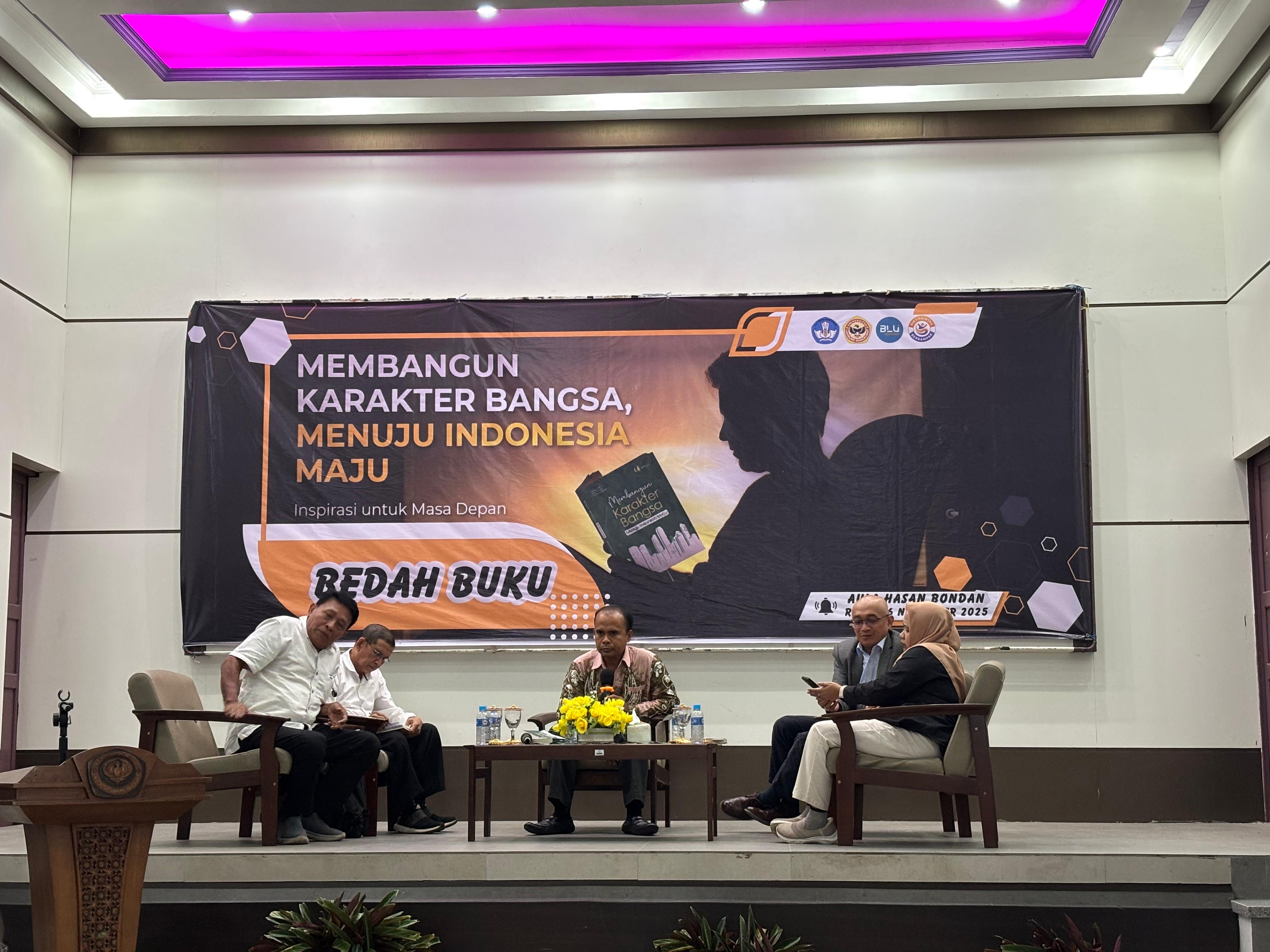 BEDAH BUKU: membahas pengaruh kemiskinan terhadap akses pendidikan berlangsung saat Dies Natalis FKIP ULM ke-43 di Aula Hasan Bondan ULM Banjarmasin. Rabu (26/11/2025). (Zulvan Rahmatan/Radar Banjarma