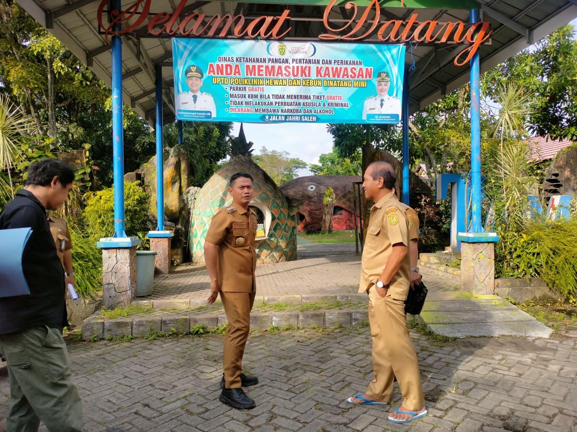 MENINJAU: Wali Kota Banjarmasin H Muhammad Yamin meninjau kondisi Kebun Binatang Jahri Saleh yang kini tampak memprihatinkan, Selasa (25/11/2025).