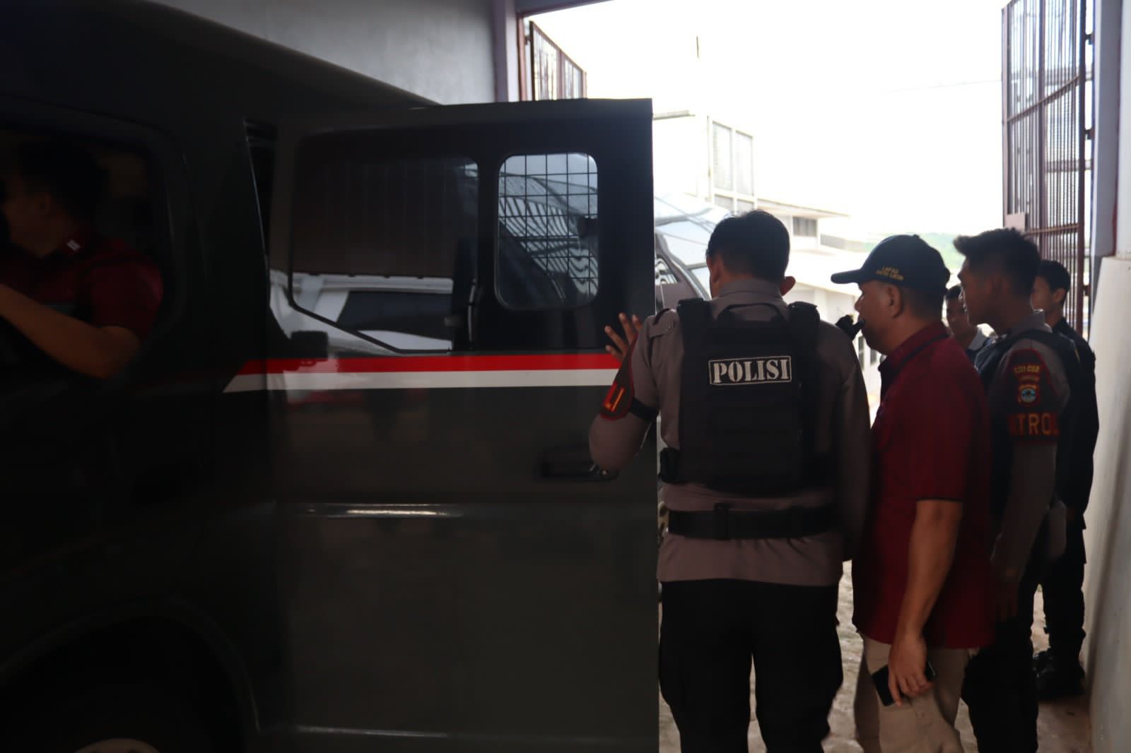 DIPINDAH: Petugas Lapas Batulicin mengawal warga binaan menuju mobil pemindahan saat proses alih hunian ke Lapas Kelas IIA Kotabaru.