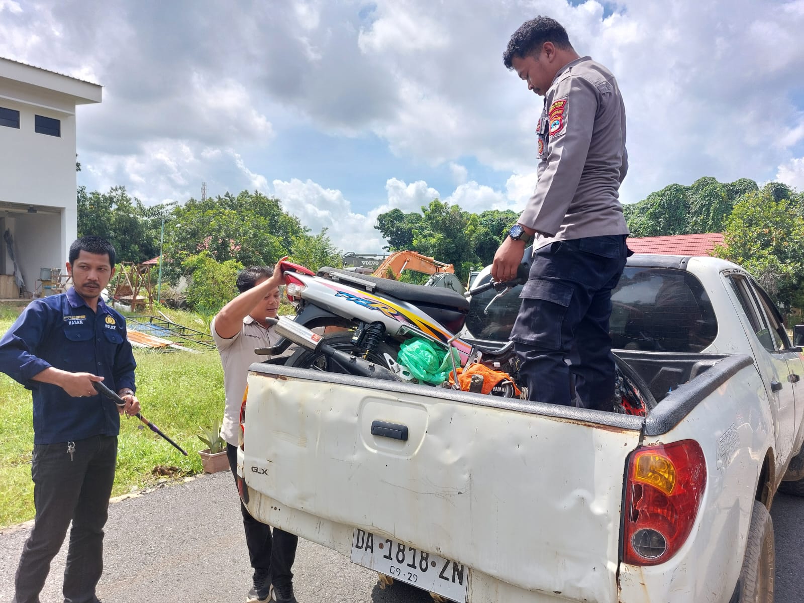 DIAMANKAN : Petugas dari Polsek Pelaihari menurunkan barang bukti perkelahian di Desa Pemalongan. (Foto : Norsalim Yahya/Radar Banjarmasin)