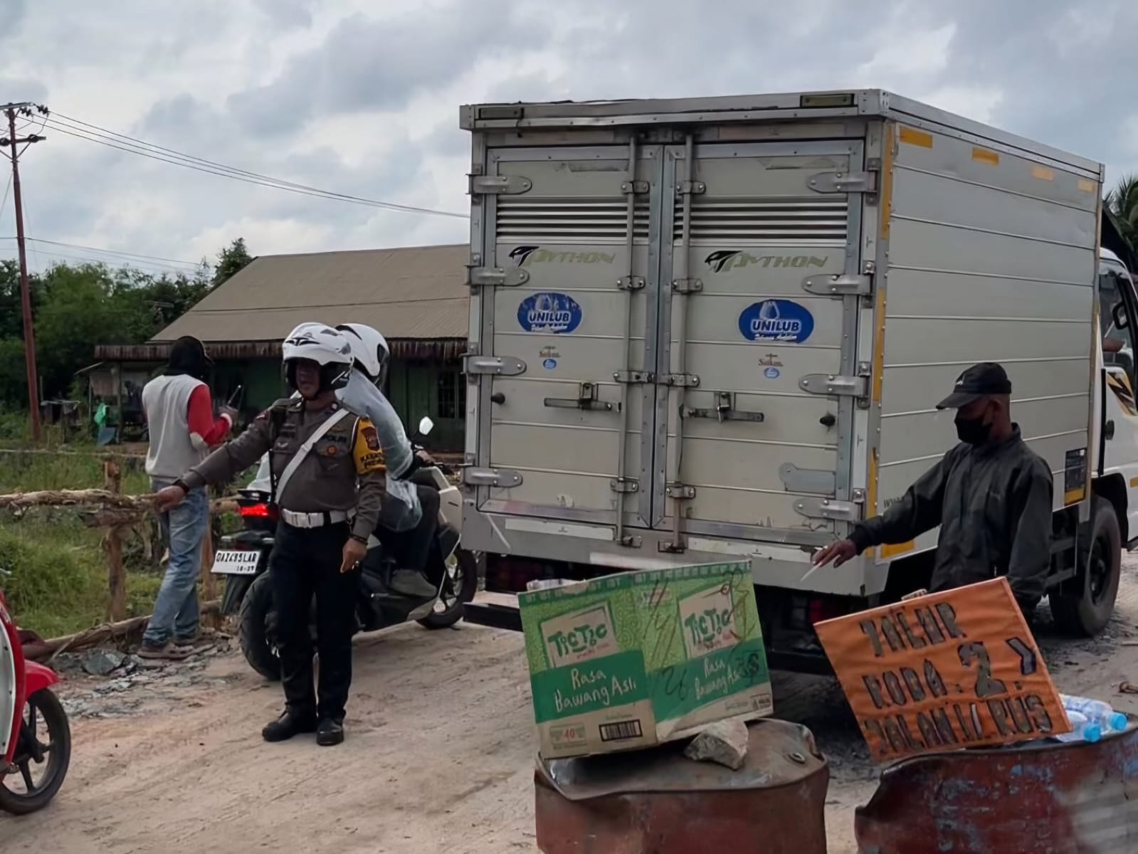 BUKA TUTUP : Petugas dari Satlantas Polres Tala melakukan buka tutup arus di Batang Banyu 1.