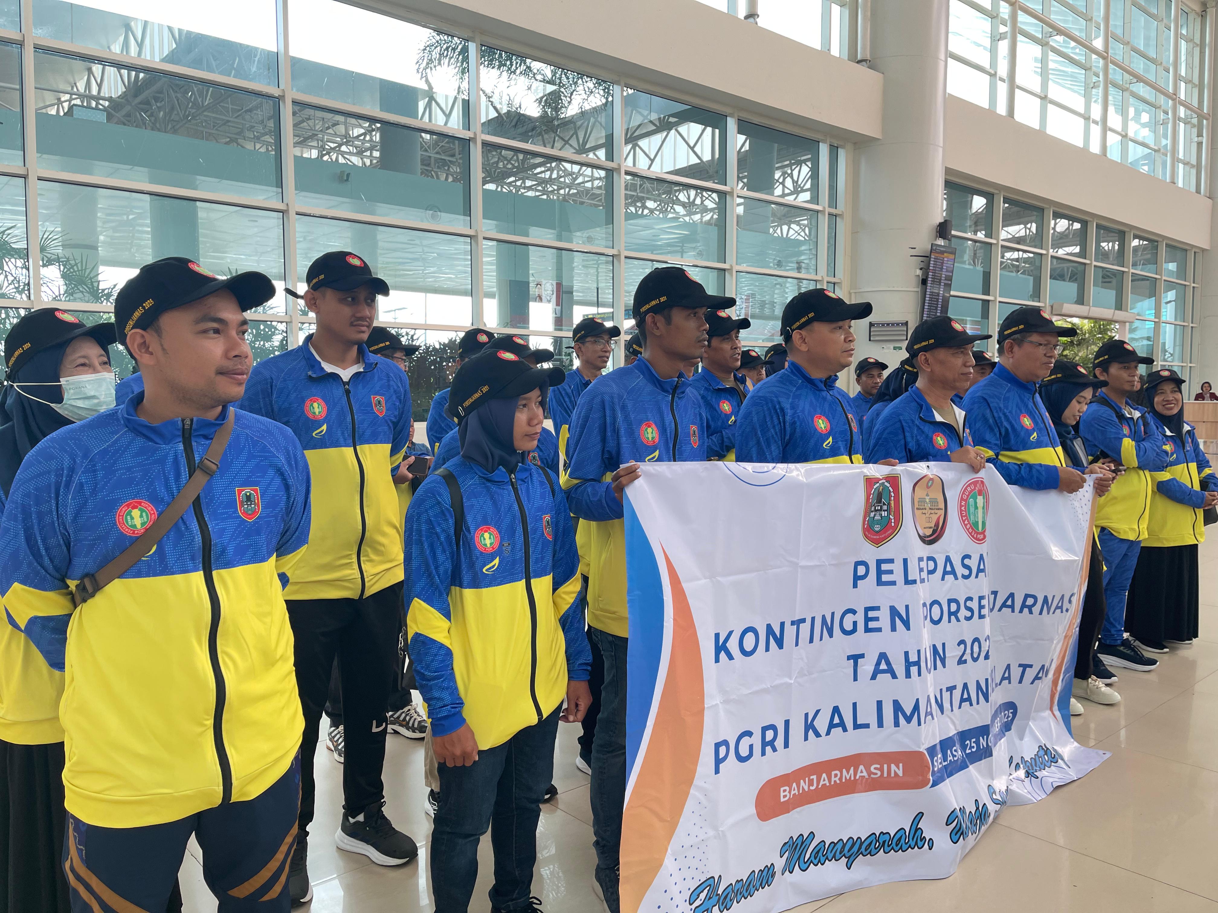 Gubernur Kalsel H. Muhidin, melalui Plt Asisten Pemerintahan dan Kesra Muhamad Muslim, melepas keberangkatan kontingen PGRI Kalsel yang akan berlaga pada PORSENIJARNAS 2025 di Bandung, Jawa Barat, Sel