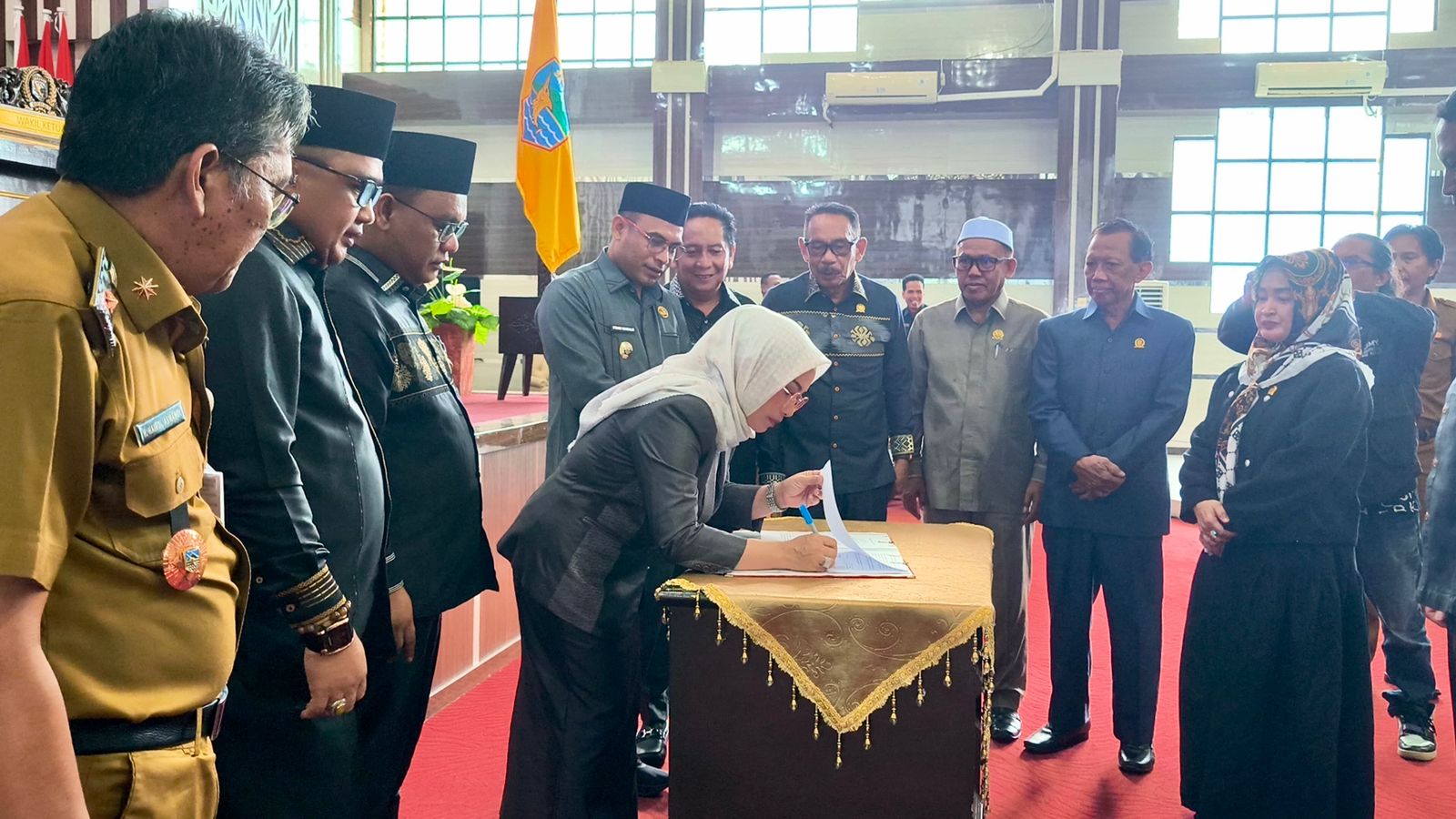 DITANDATANGANI: Ketua DPRD Hj Suwanti Menandatangani penyetujuan RAPBD Kotabaru 2026. Foto: Humas DPRD Kotabaru.