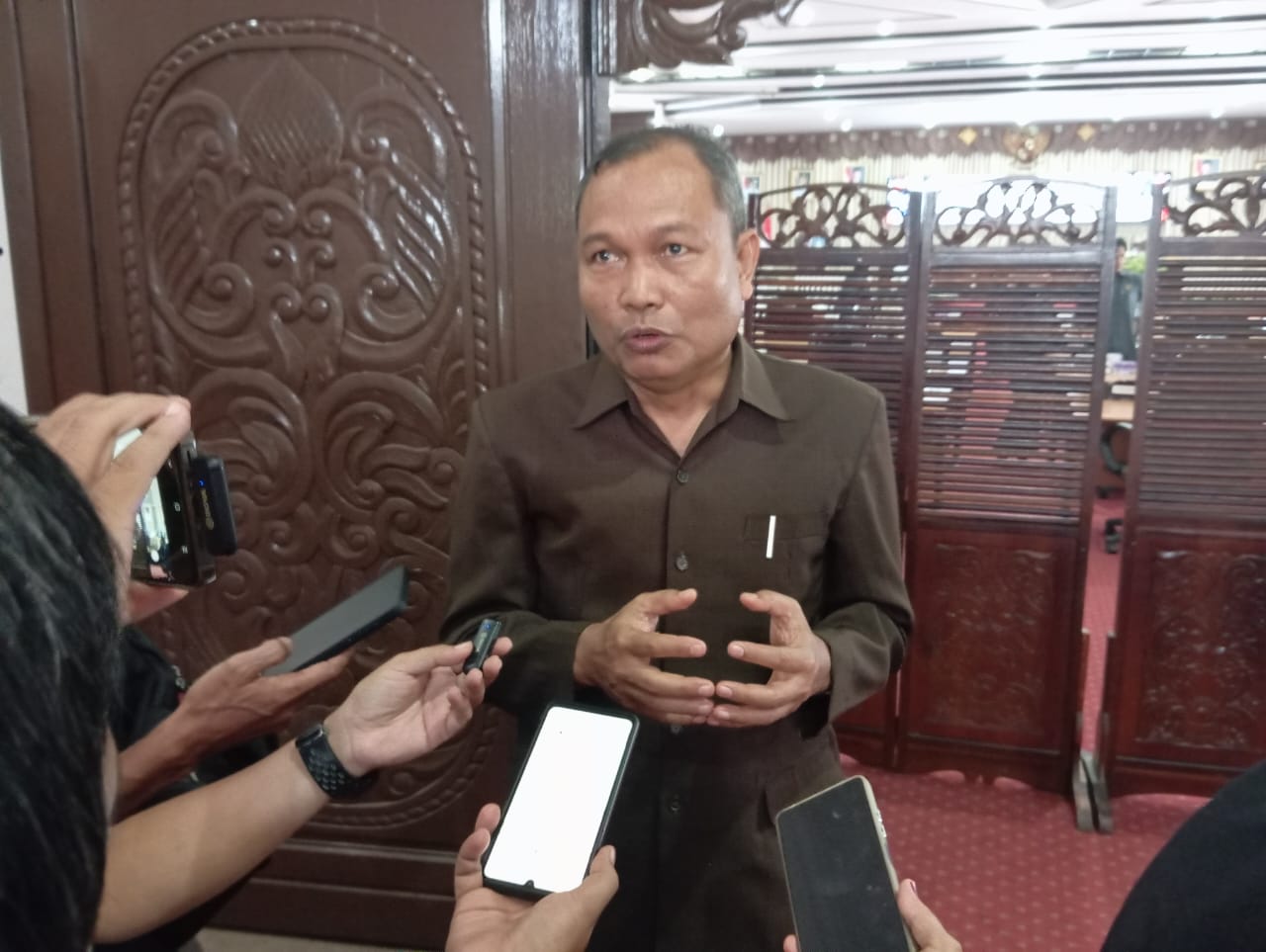 WAWANCARA: Kepala Pelaksana BPBD HSS, Kusairi diwawancarai awak media terkait antisipasi bencana. Foto Rasidi Fadli