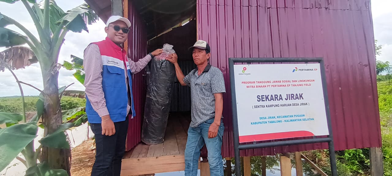 BANTUAN: CDO Pertamina EP Tanjung, Zain Apta Andhika menyerahkan bantuan ke Ketua Haruan Borneo, Sarpani.