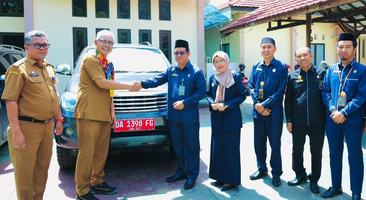 MOMEN:Wakil Bupati HSU, Hero Setiawan menyerahkan mobil operasional dari Pemkab HSU untuk mendukung kerja Pengadilan Agama Amuntai, Selasa (25/11/2025).