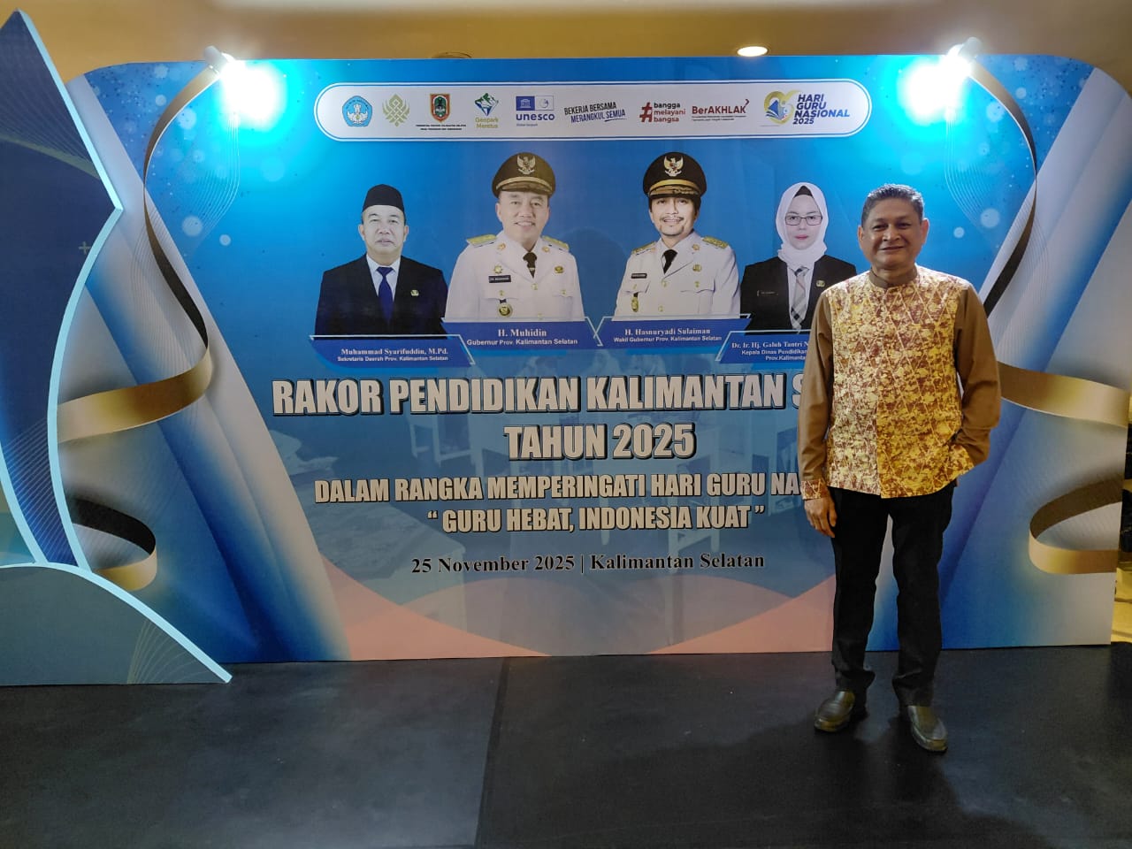 POSE:Kepala Dinas Pendidikan Kota Banjarbaru, Abdul Basid berfoto di area Rakor Pendidikan Kalsel 2025 yang digelar dalam rangka peringatan Hari Guru Nasional di Banjarmasin, Selasa (25/11/2025).