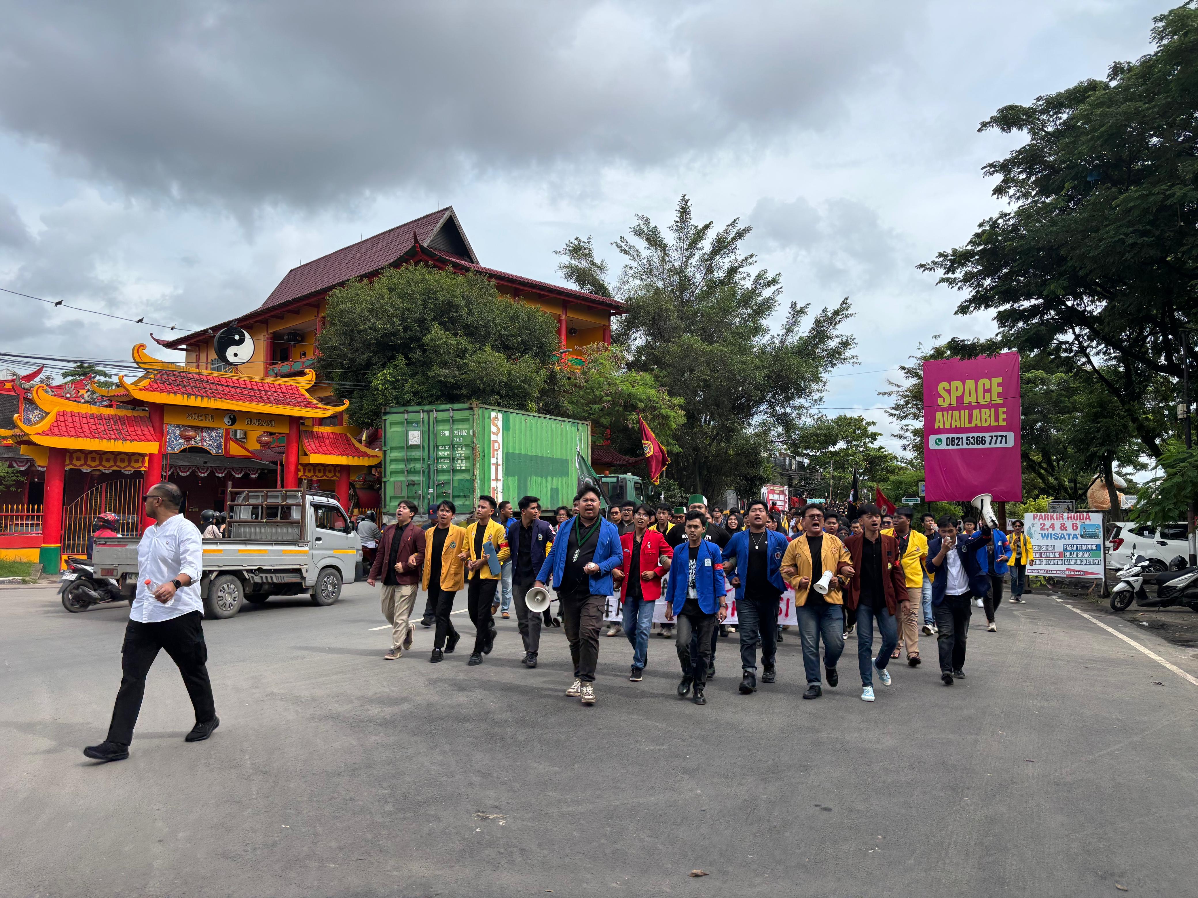 DEMO LAGI: Para mahasiswa yang mau berdemo menolak KUHAP mulai berjalan menuju DPRD Kalsel pada aksi Senin, (24/11/2025) kemarin.