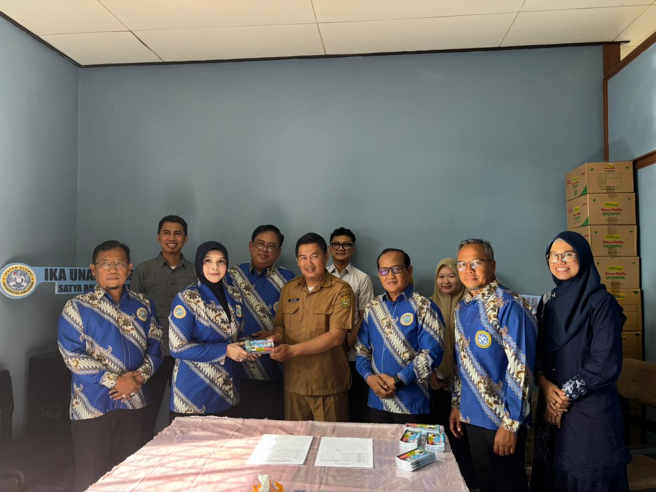VOUCHER BELANJA: Ketua IKA Unair Kalsel drg Ellyana Trisya Hasnuryadi Serahkan 500 Voucher Belanja Gratis ke Dinsos Banjarmasin untuk Warga.