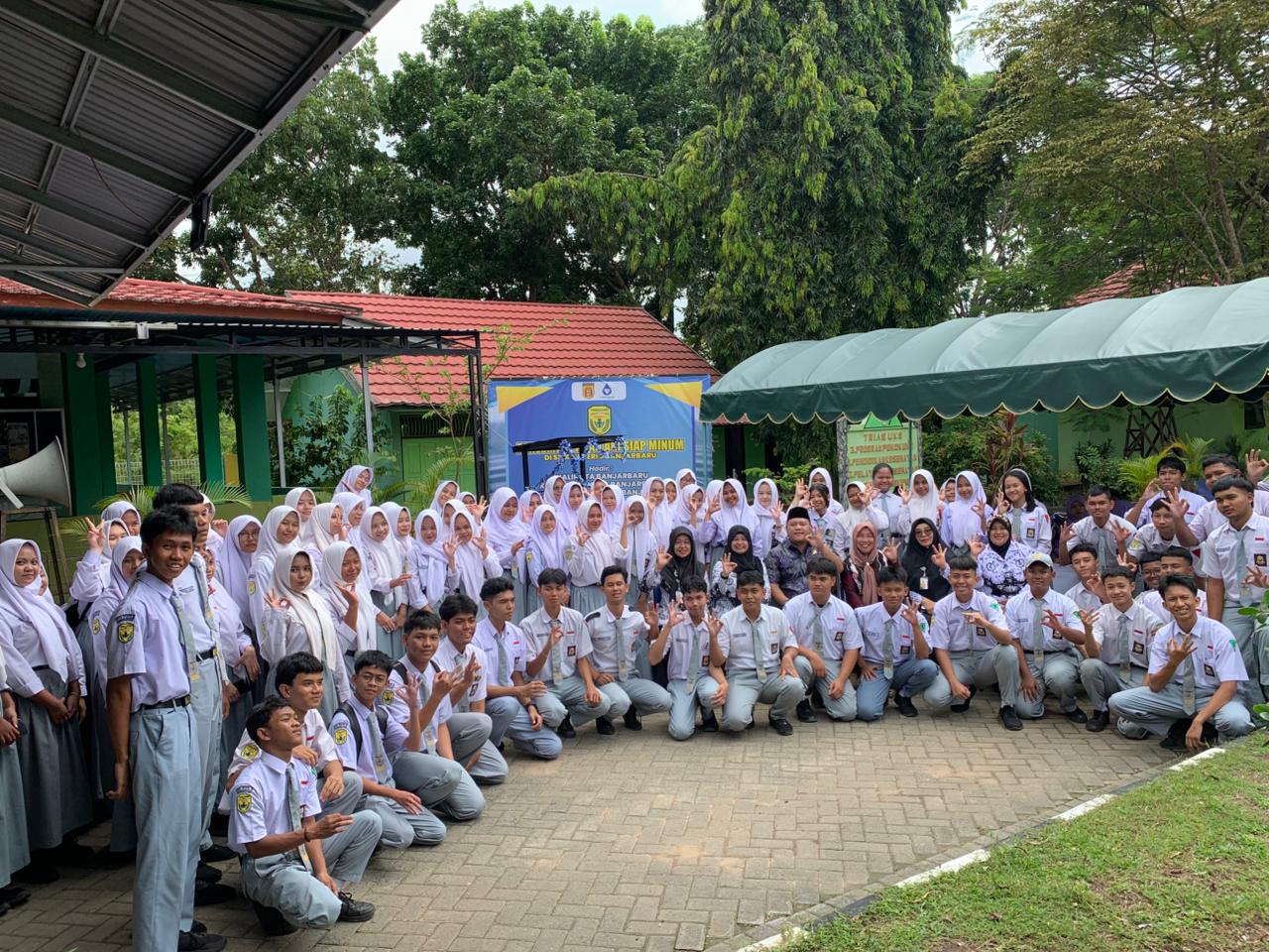 MOMEN: Ketua DPRD Banjarbaru Gusti Rizky berfoto bersama Kepala SMAN 3 Banjarbaru, dewan guru dan siswa usai peninjauan fasilitas kran air minum.