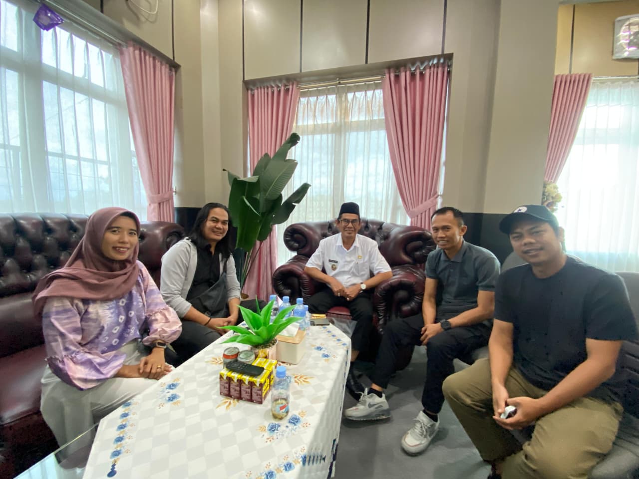 SILATURAHMI : Wakil Bupati Balangan menerima kunjungan pengurus PWI Balangan untuk memperkuat sinergi penyebaran informasi pembangunan.