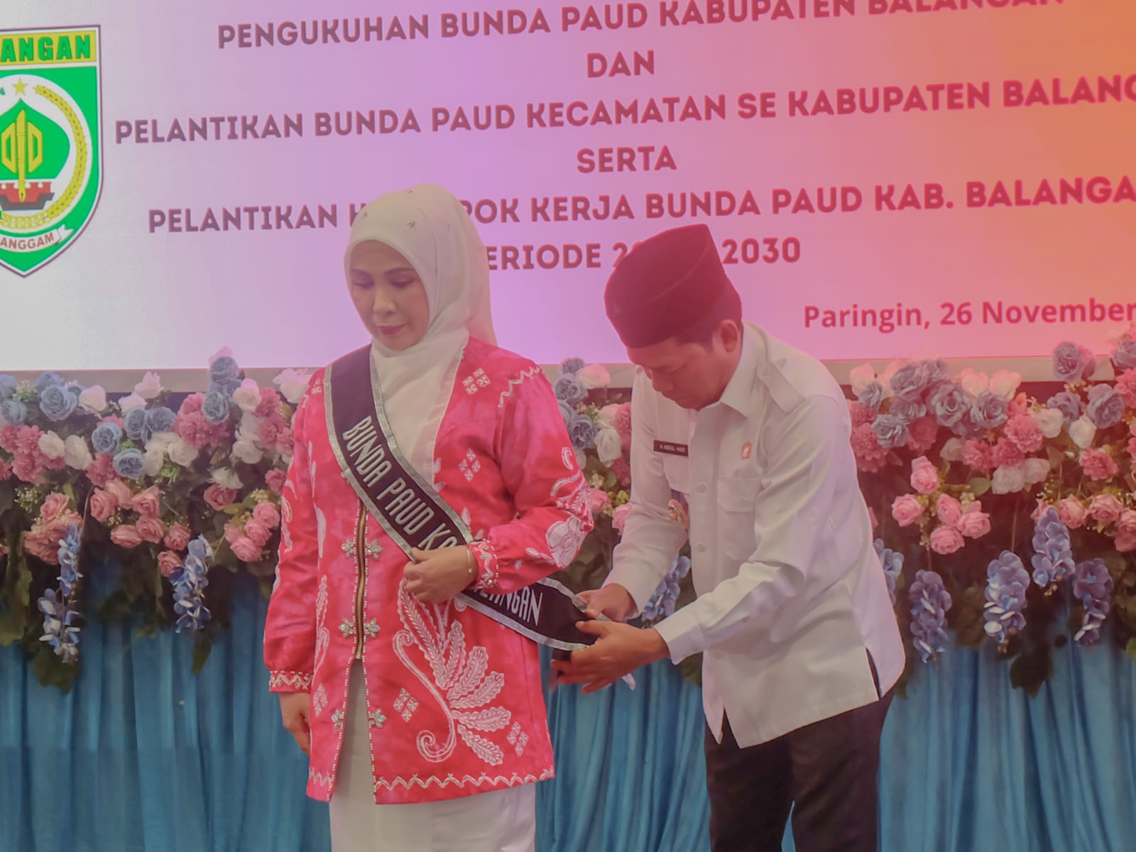 DIKUKUHKAN: Bupati Balangan H Abdul Hadi mengukuhkan Bunda PAUD Balangan periode 2025-2030 di Aula Benteng Tundakan, Rabu (26/11).