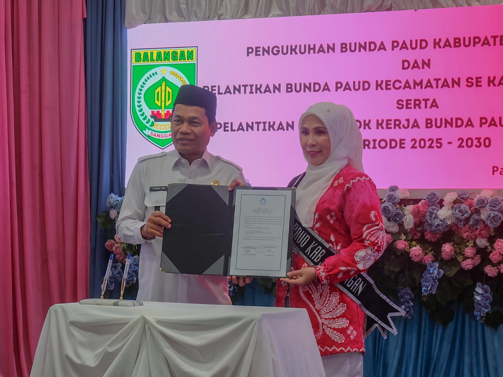 DIKUKUHKAN: Bupati Balangan H Abdul Hadi mengukuhkan Bunda PAUD Balangan periode 2025-2030 di Aula Benteng Tundakan, Rabu (26/11).