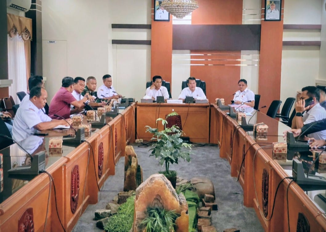 RAKOR: Ketua Komisi II Mukhsin Haita dan Sekda HSU Adi Lesmana, memimpin rapat koordinasi membahas kelangkaan BBM di wilayah Kabupaten HSU.