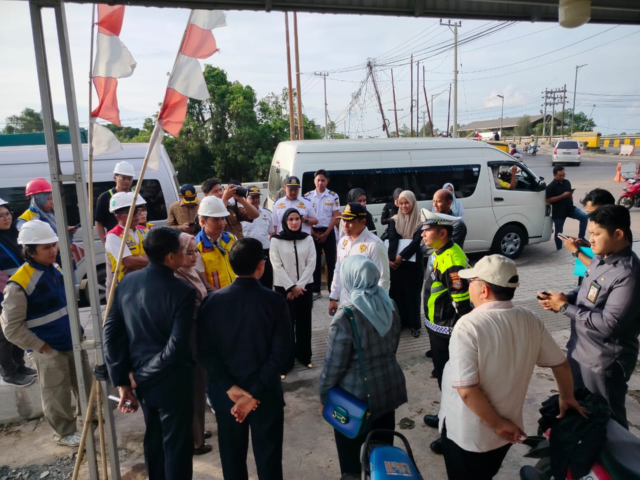 DISKUSI: Rombongan Komisi III DPRD Kalsel saat melakukan peninjauan lokasi perempatan Handil Bakti.