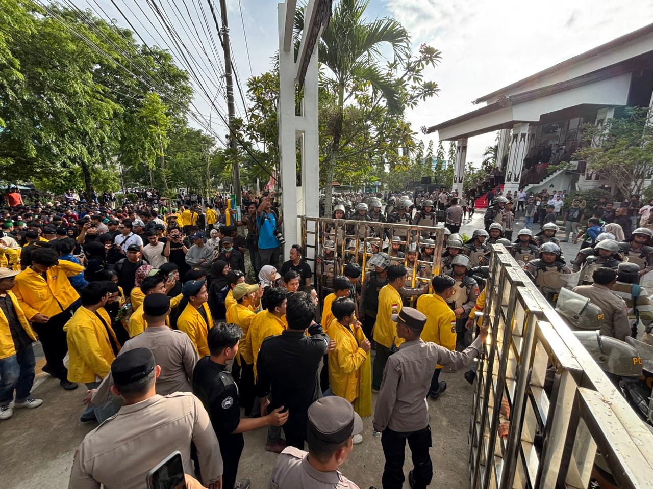 AKHIRNYA: Massa aksi jilid II mulai menduduki DPRD Kalsel, mereka akhirnya diterima menyampaikan aspirasi di dalam Rumah Banjar.