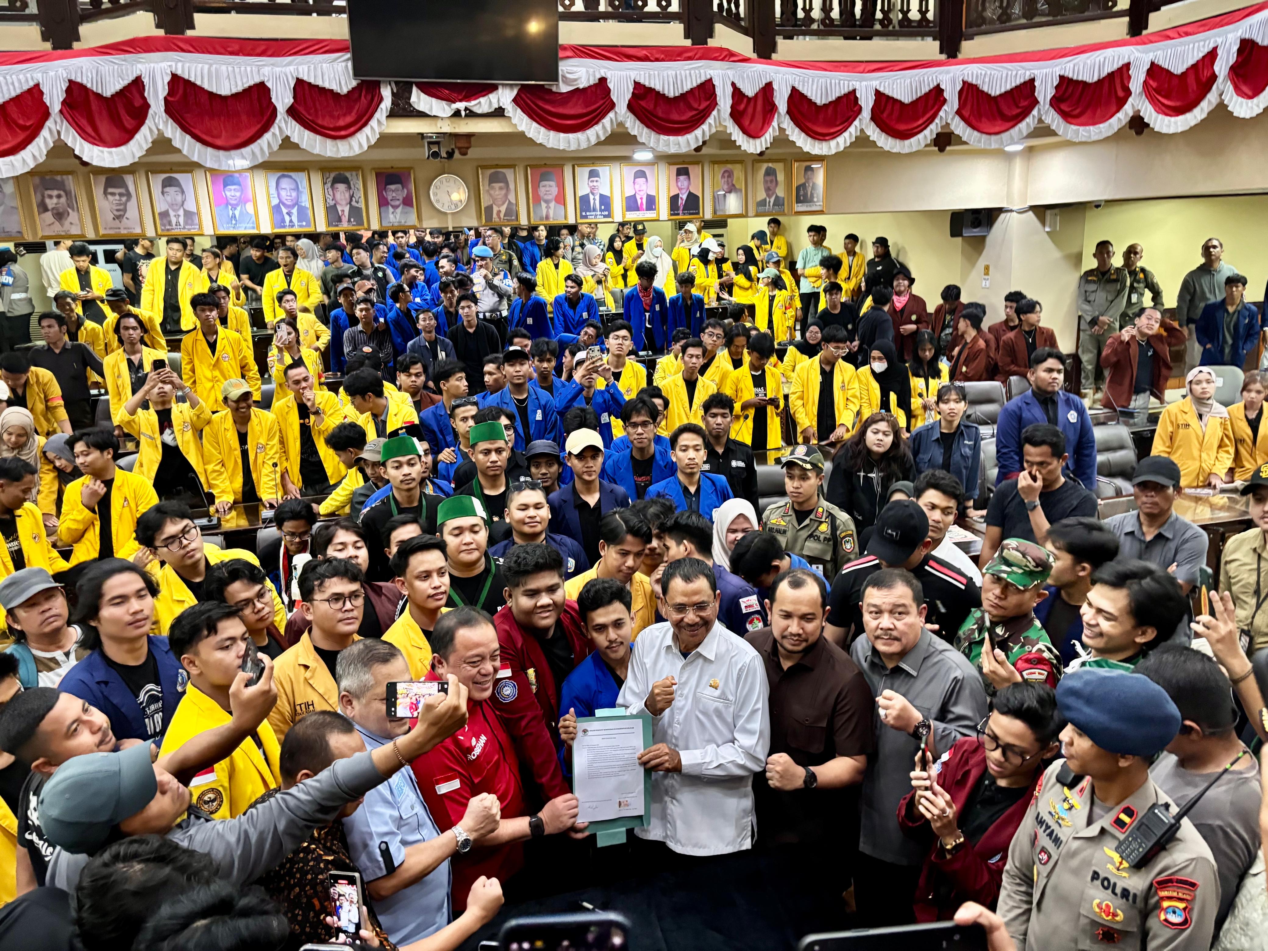 DITERIMA: Seluruh tuntutan mahasiswa dipenuhi legislator di Rumah Banjar dengan penandatanganan nota kesepahaman.