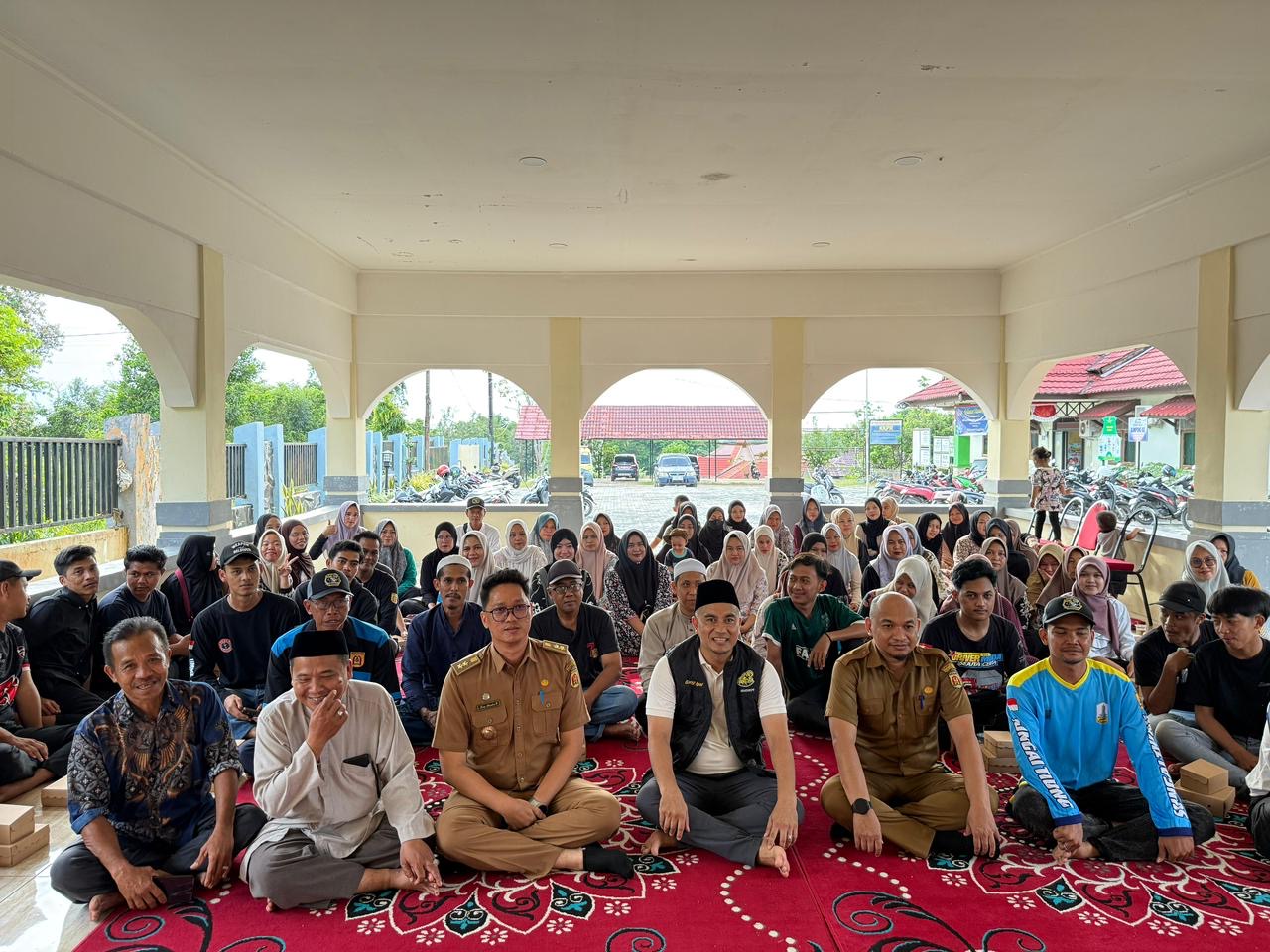 MOMEN: Anggota DPRD Kota Banjarbaru dari Fraksi Golkar, M Syahrial SKom foto bersama peserta dan narasumber seusai kegiatan Sosper di Kelurahan Sungai Tiung.