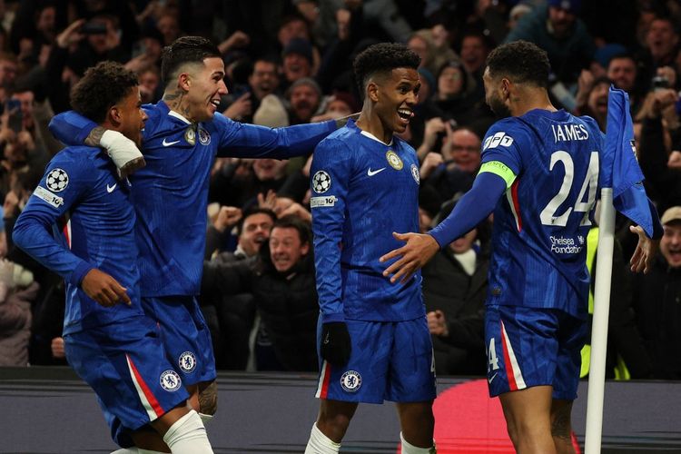 MERAYAKAN: Pemain Chelsea merayakan gol saat menang meyakinkan 3-0 atas Barcelona di Liga Champions pada Selasa (25/11).