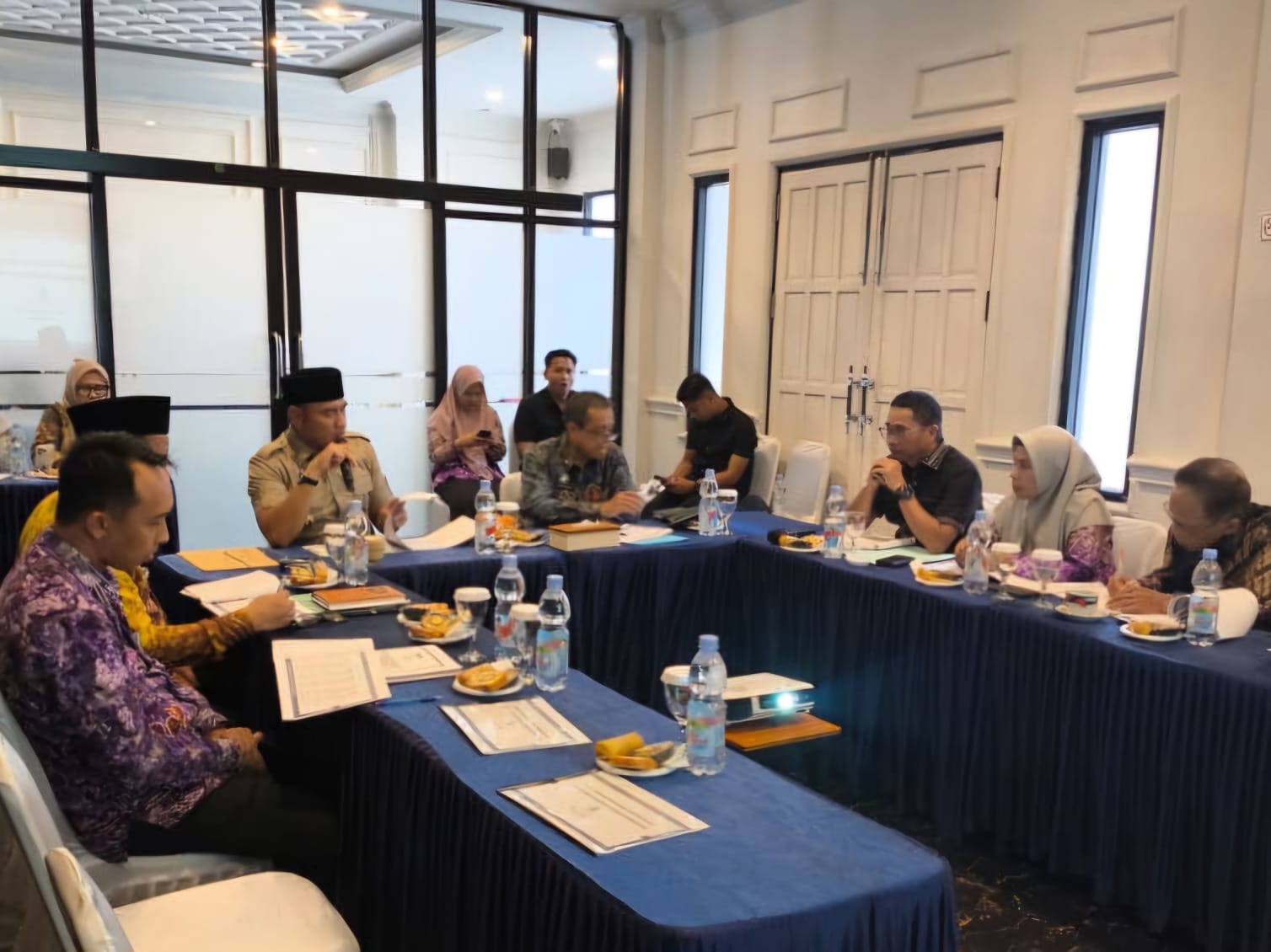 MUNDUR : Suasana rapat umum pemegang saham (RUPS) PT Air Minum (PTAM) Berkah Banua, dimana Direktur Utama Rudy Syahrinsyah mengundurkan diri. (Foto : Rudy Syahrinsyah untuk Radar Banjarmasin)