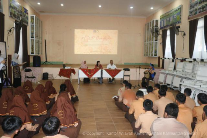 PENYULUHAN HUKUM:DWP Kemenkum Kalsel menggelar DWP Mengajar di SMPN 1 Banjarmasin dalam rangka memperingati HUT ke-26 DWP, Rabu (26/11/2026).