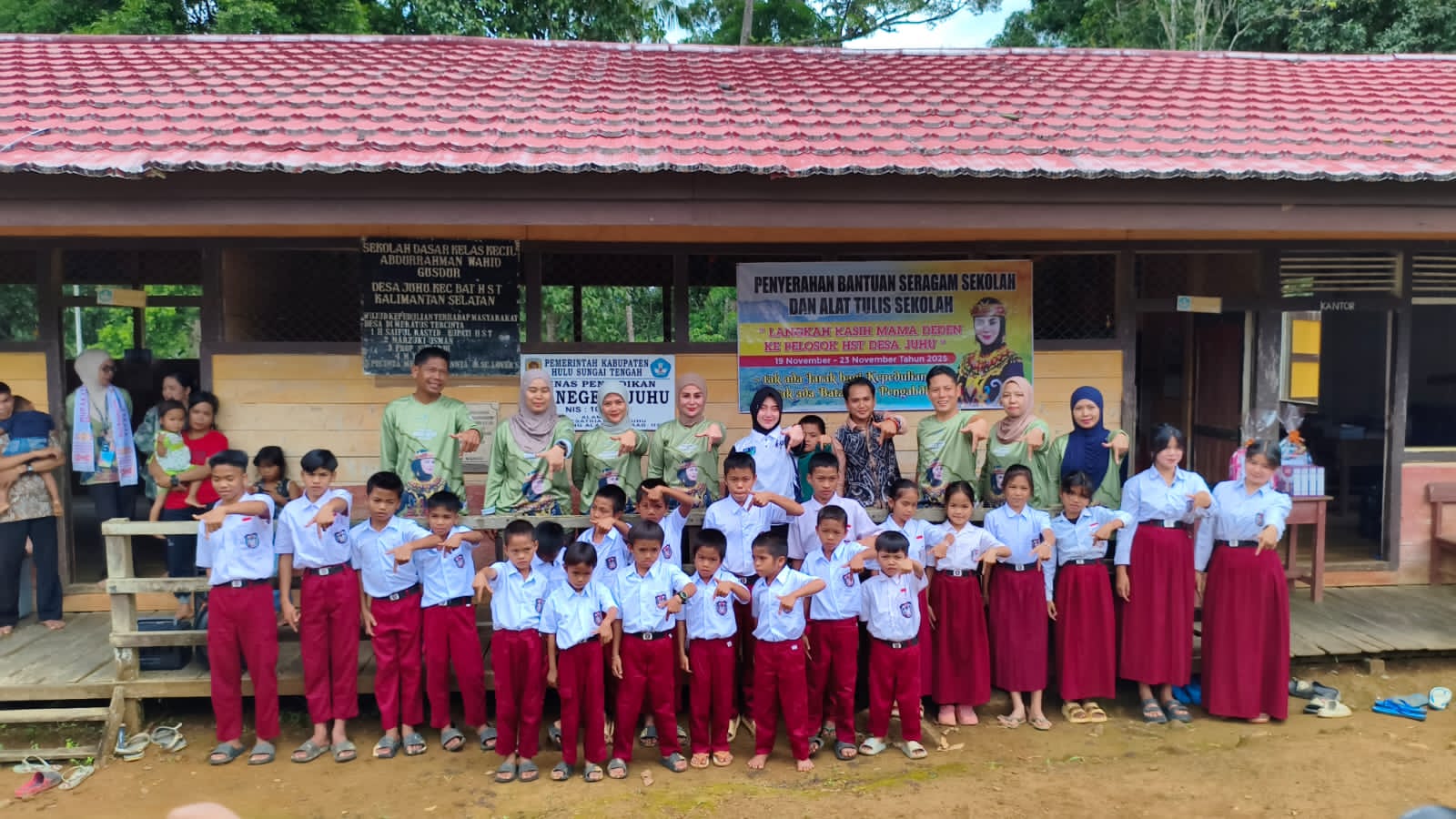 APRESIASI: Mama Deden mengunjungi SDN Juhu di Kecamatan Batang Alai Timur.
