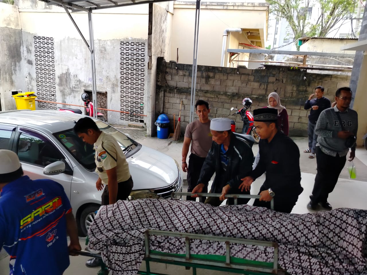 SELESAI VISUM: Jasad korban dibawa ke rumah duka untuk segera dimakamkan di kampung halamannya.