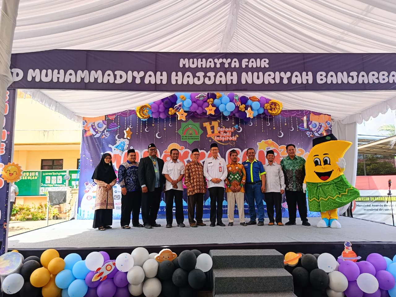 PEMBINAAN KARAKTER:Asisten Pemerintahan dan Kesra Kota Banjarbaru, Rizana Mirza membuka Muhayya Fair 2025 pada Milad ke-11 SD Muhammadiyah Hajjah Nuriyah, Rabu (26/11/2025).