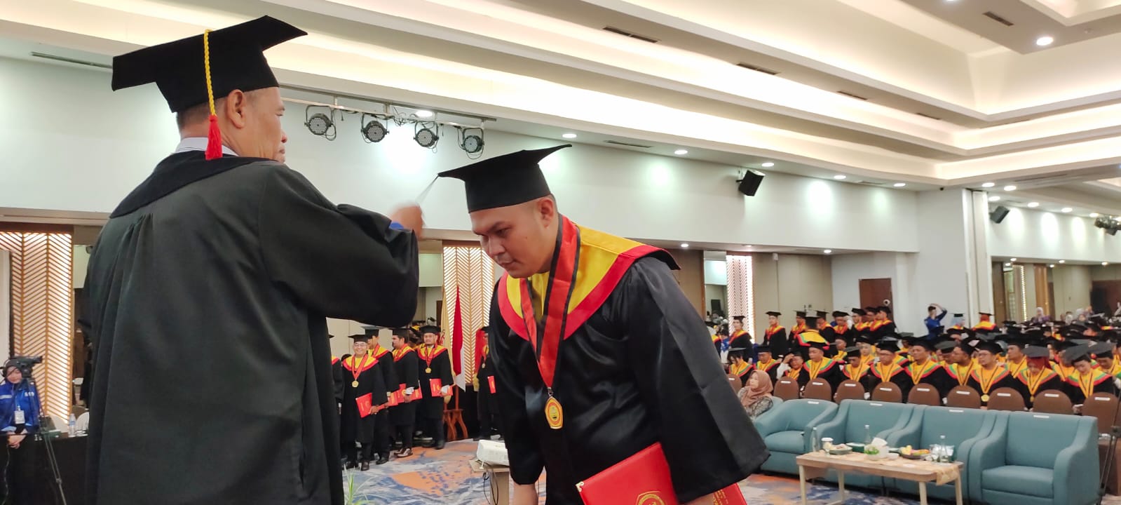 PRODI MAGISTER: Prosesi wisuda Sekolah Tinggi Ilmu Hukum (STIH) Sultan Adam di hotel Rattan Inn, Banjarmasin, Kamis (27/11/25).