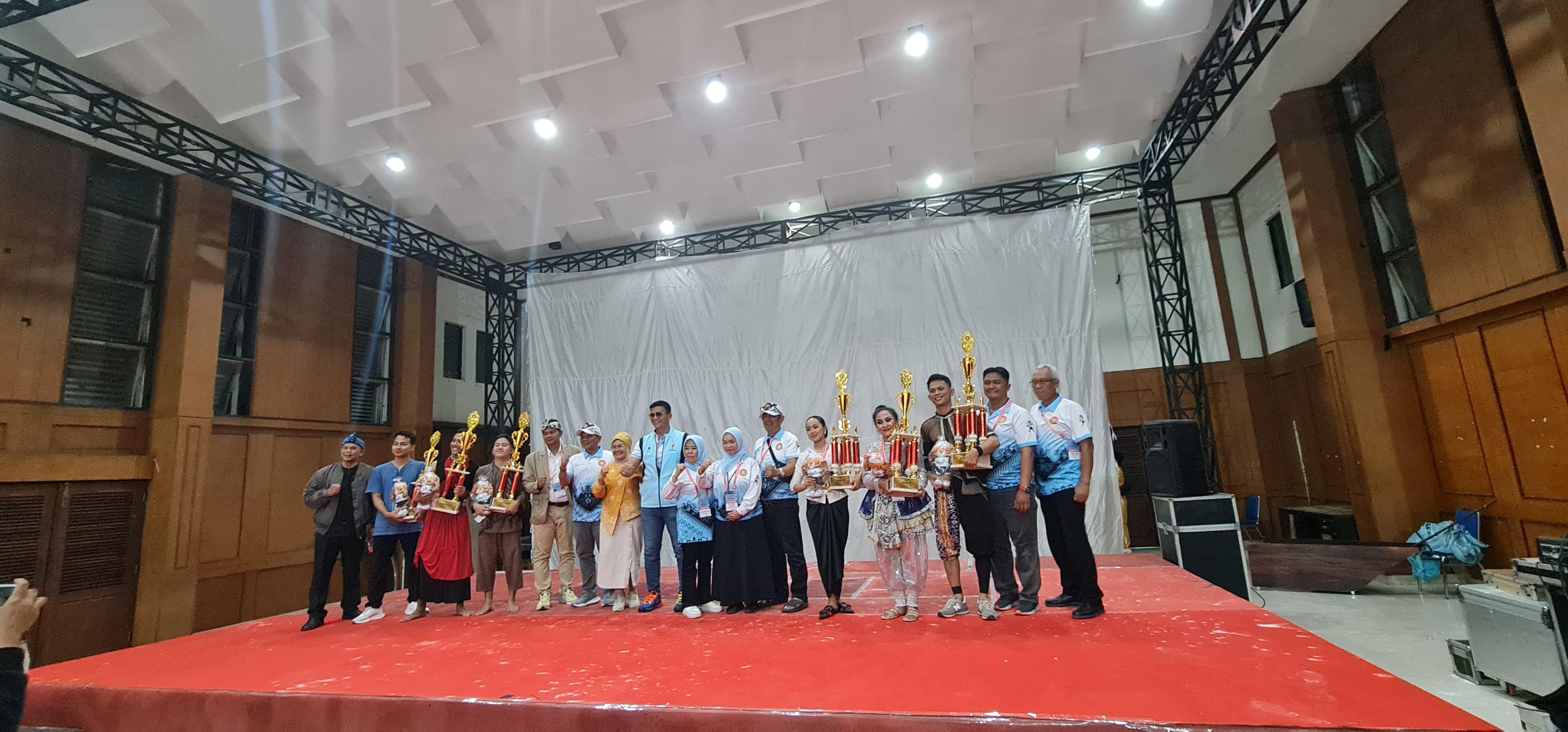 Lukman Noor Hakim (tengah) mempersembahkan medali emas pertama untuk PGRI Kalimantan Selatan pada nomor tari tunggal di ajang PORSENIJARNAS 2025 di Bandung, Jawa Barat. (dok dispora)