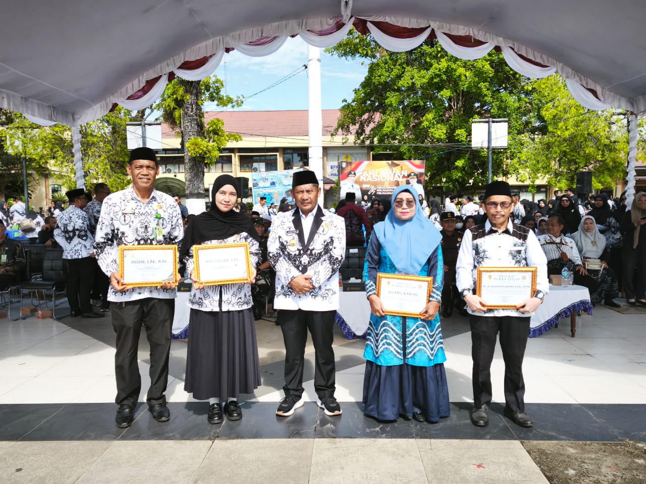 APRESIASI:Bupati HST Samsul Rizal mengapresiasi pengabdian guru di HST.