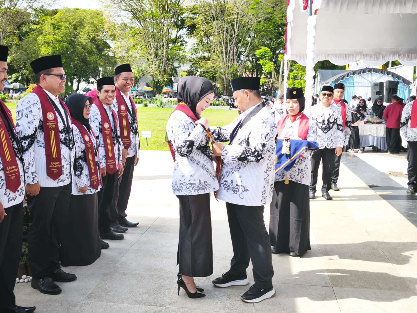 DIKUKUHKAN:Deni Era Yulianti dikukuhkan menjadi Bunda Guru HST, Kamis (27/11/2025).