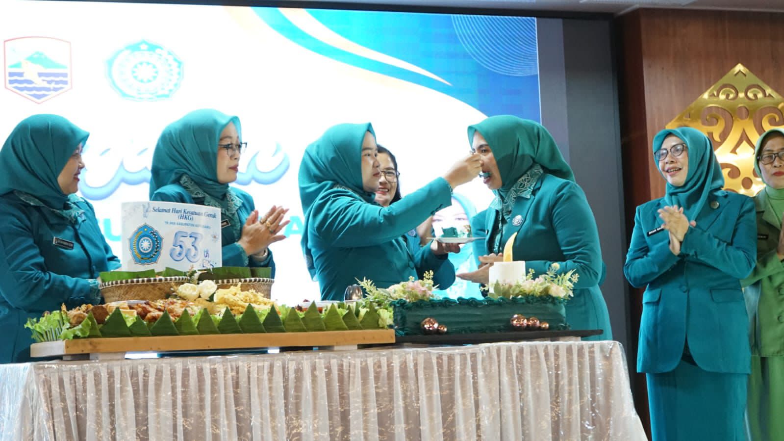 HARMONIS: Ketua TP PKK Kotabaru, Annisa Rusli menyuapi Ketua GOW Kotabaru, Siti Khadijah Syairi.