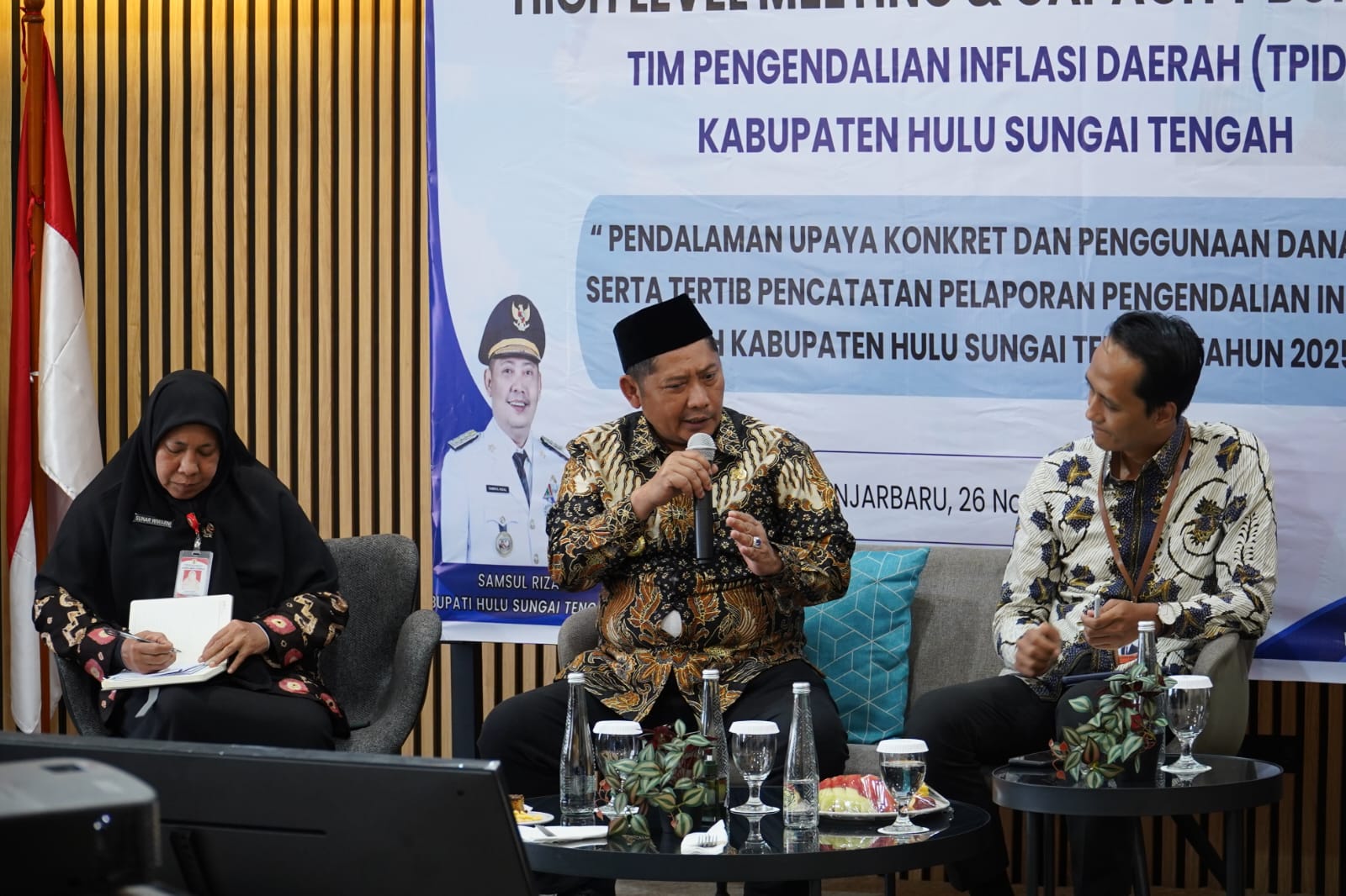 PIMPIN:Bupati HST Samsul Rizal memimpin acara high level meeting TPID di Aeris Hotel Banjarbaru, Rabu (26/11/2025).