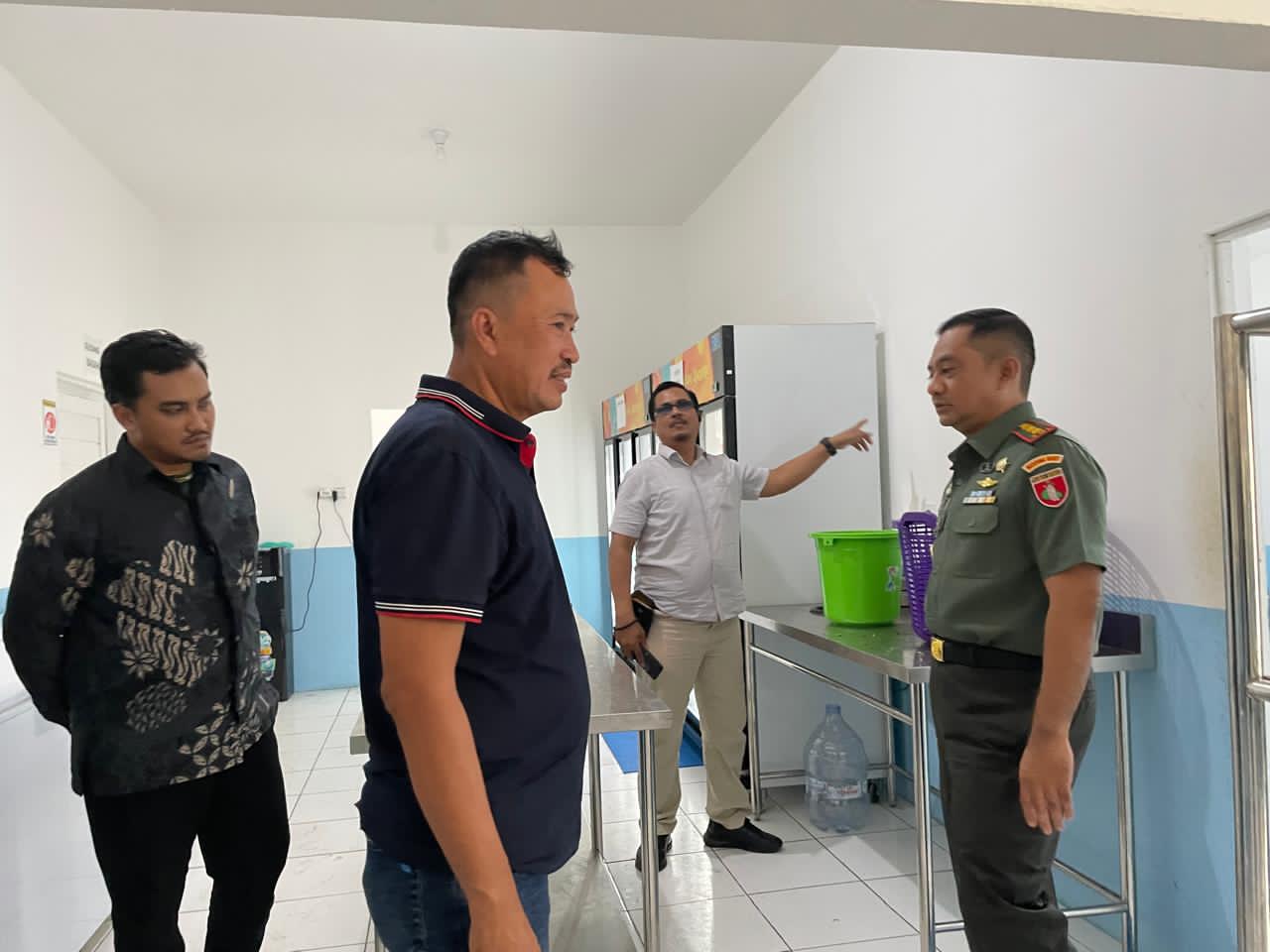 SIDAK:Komandan Distrik Militer (Kodim) 1007/Banjarmasin, Letkol CZI Slamet Riyadi saat melakukan sidak di SPPG Jalan Belitung, Banjarmasin, Kamis (27/11/2025)