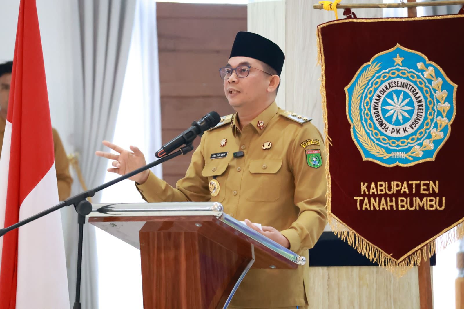 SAMBUTAN: Bupati Tanah Bumbu Andi Rudi Latif menyampaikan sambutan pada Puncak Peringatan HKG PKK Ke-53 di Gedung Mahligai Bersujud.