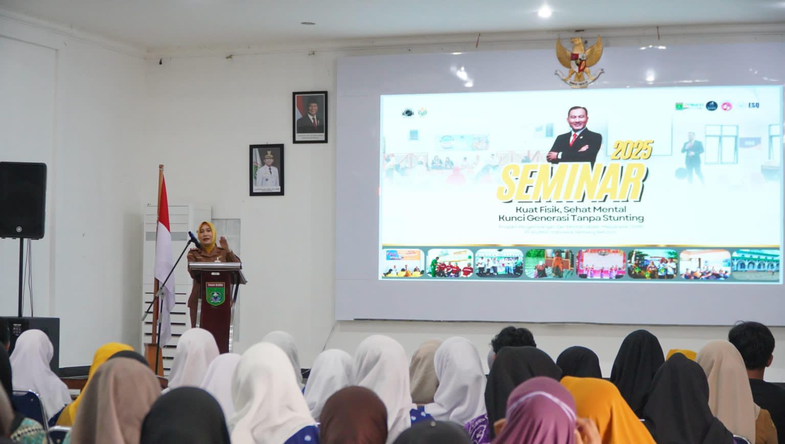 SAMBUTAN: Kepala Dinas P3AP2KB Tanah Bumbu, Erli Yuli Susanti, menyampaikan sambutan mewakili Bupati pada pembukaan Seminar Parenting dan Stunting 2025 di Gedung PKK Kapet.