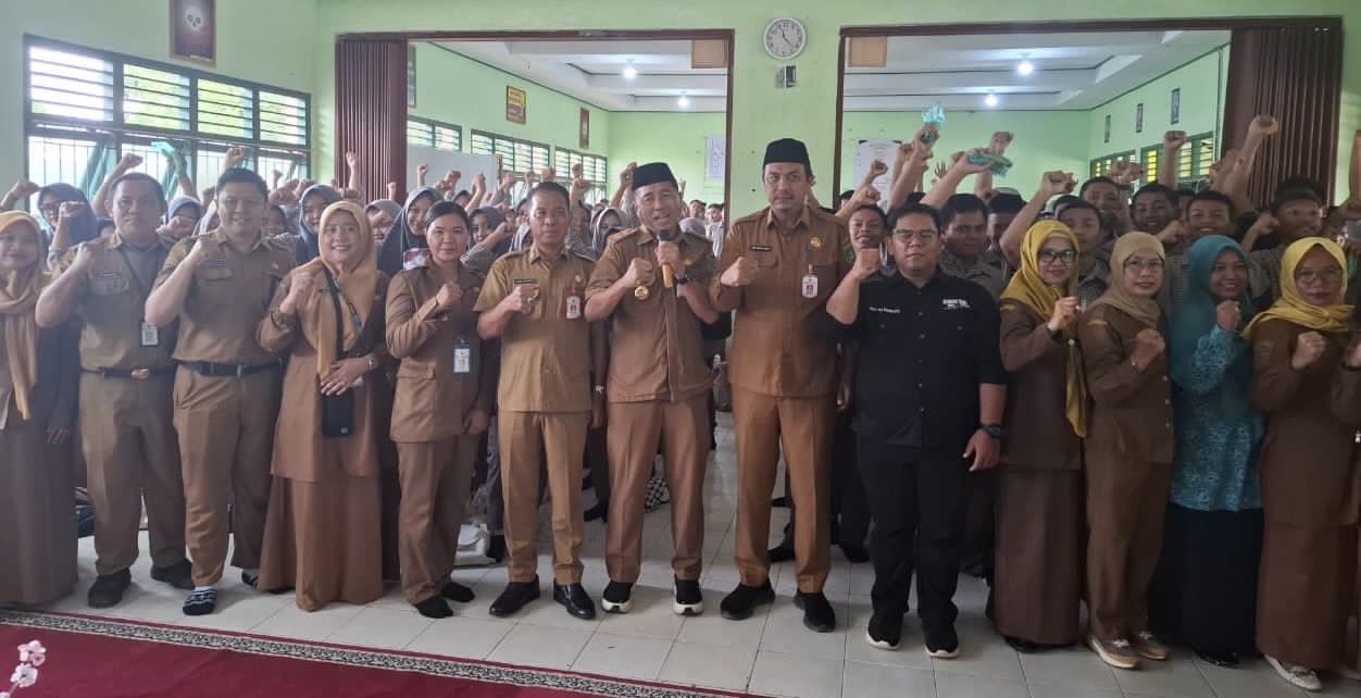 FOTO BERSAMA:Jajaran pemerintah daerah dan pihak sekolah berfoto bersama usai peluncuran program Gemas Sagan B2SA di SMKS Kodeco.