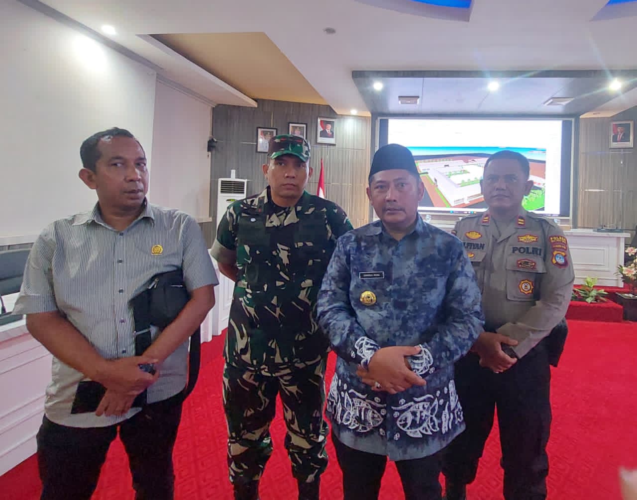 EKSPOSE:Bupati kabupaten HST, Samsul Rizal (peci hitam) memimpin ekspose masterplan lima pasar di HST, Kamis (27/11/2025).