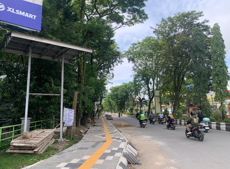 Lokasi tempat alat pemantau kualitas udara (AQMS) di Jalan Lambung Mangkurat, dekat Jembatan Merdeka. Kini tinggal tiang dan dudukan kosong.