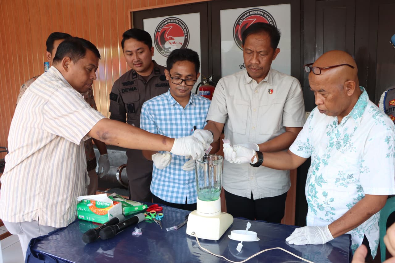 DIBLENDER : Prosesi pemusnahan sabu milik YL dan AL yang dilakukan Satnarkoba Polres Tabalong.  (Foto : Polres Tabalong untuk Radar Banjarmasin)