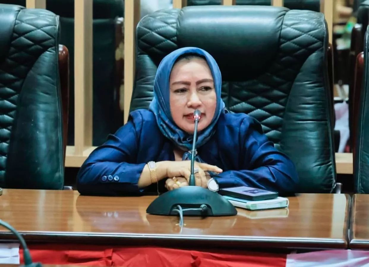 BICARA: Anggota DPRD Tanah Bumbu, Ernawati, menyampaikan pandangan dalam salah satu rapat kerja di Gedung DPRD Tanah Bumbu. (Foto: Humas DPRD Tanah Bumbu)